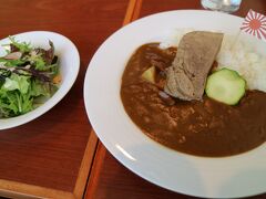 士官の海軍カレー！
牛タンのトッピング。￥1,450です。

オイシイですよ！
ただ、小食のbingoでもボリューム足りない。
ご飯は大盛りでオーダーするのが宜しいかと。。。