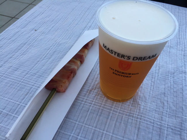 これからドイツへ行くというのに、ビール祭やってたので、空港へ行く前にまず飲む。