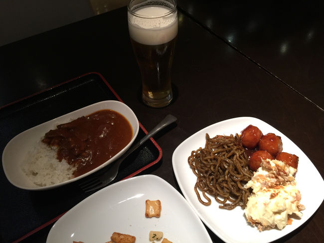 荷物も預けてのんびりビール飲む。