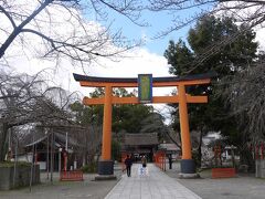 次は近くの平野神社へ。
こちらは桜の名所とのこと。