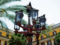 バルセロナは芸術の街ですので、あちらこちらにピカソやガウディといった有名な芸術家の作品が残されています。
このランプもガウディの初期の作だそうです。