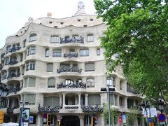 こちらはガウディ作品のカサ・ミラです。
世界遺産の建物ではありますが、現役のアパートで今も人が住んでいるとか。