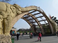 上海動物園エントランスは「象」。なぜゆえ？
上海動物園は上野動物園の３倍の広さに600種類、6000匹の動物がいるんだゾウ。
