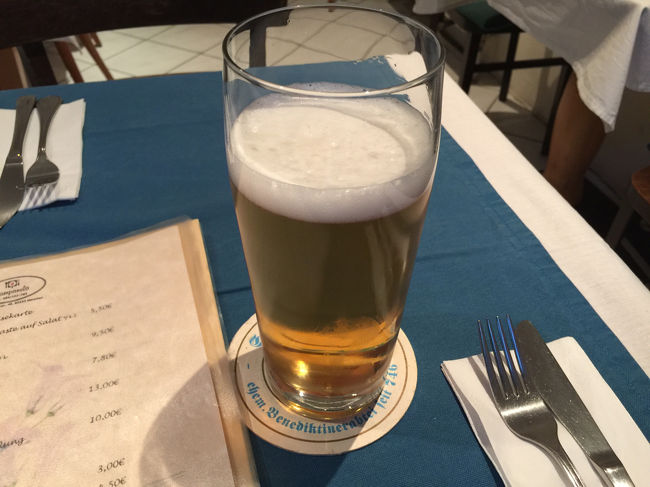 ラーメン屋の前にあった日本食屋さんへ。まずビール。