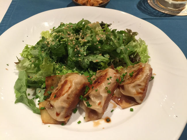 ビールのつまみに餃子。豚肉がやはり美味しい。