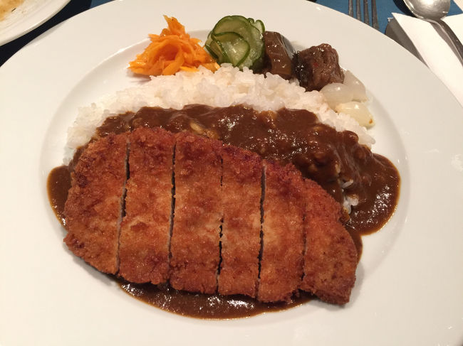 カツカレーを頂く。カレーも好きなので。