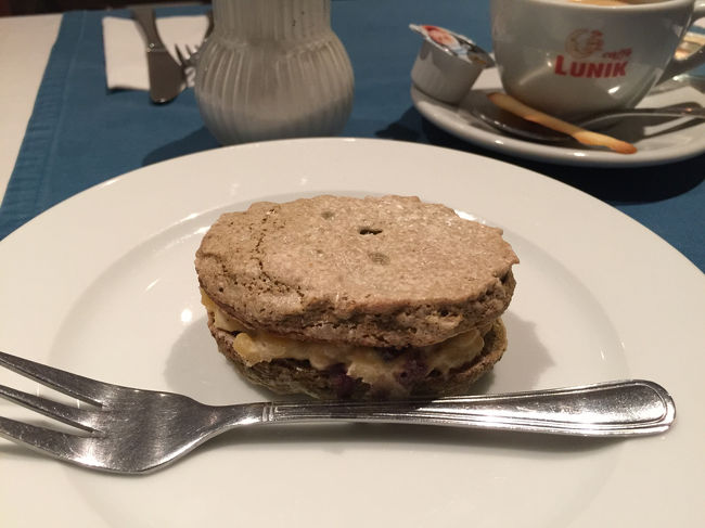 今日のデザートも頂くことに。奥様の手作りだそう。美味しい。ダックワーズ？