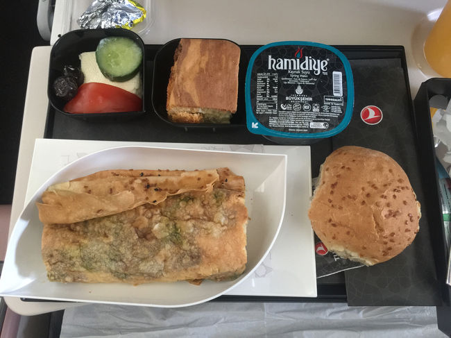 エコノミークラスの機内食。パイみたいなのが美味しい。