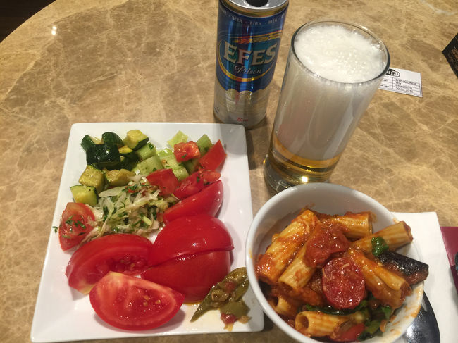 ラウンジでビール。ペンネが美味しい。