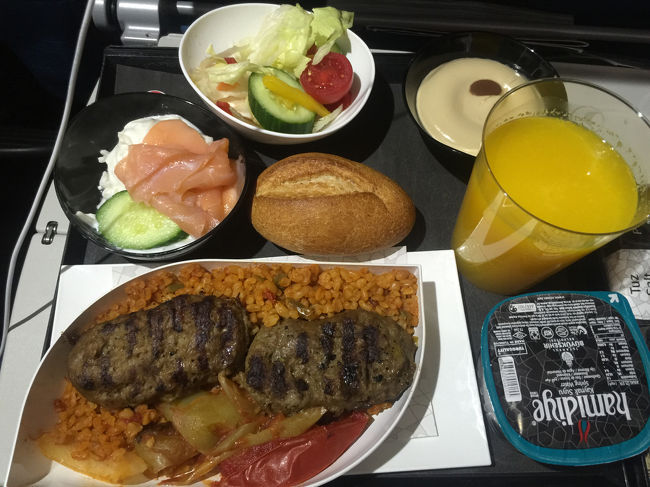 ターキッシュエアラインズ エコノミークラスの機内食。トルコのハンバーグ。みっちりお肉って感じ。