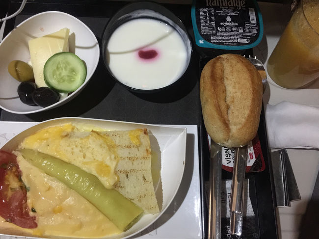 機内の朝食。チーズが美味しい。