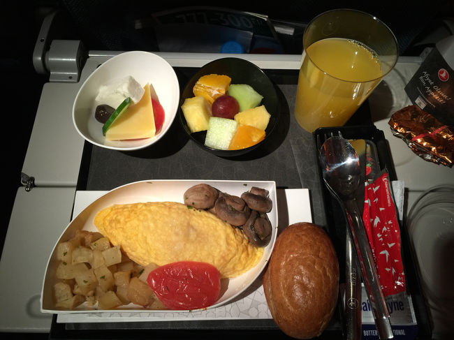 ターキッシュ・エアラインズのエコノミー機内食。オムレツ。