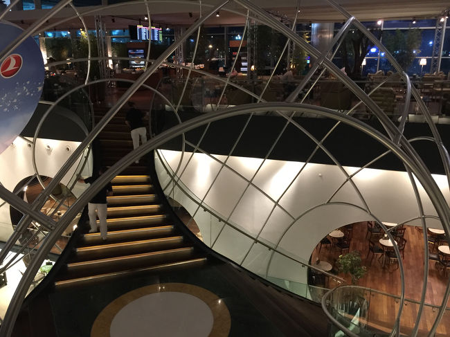 ターキッシュ・エアラインズのラウンジ。早朝過ぎたからか、比較的空いてた。