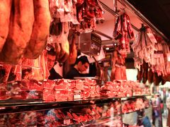 せっかくですので、市場にも寄り道。
バルセロナと言ったら、やはりイベリコ豚。それも生ハム。
後ほどいただきましょう。
