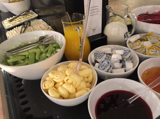 早朝だからか料理も少ない。