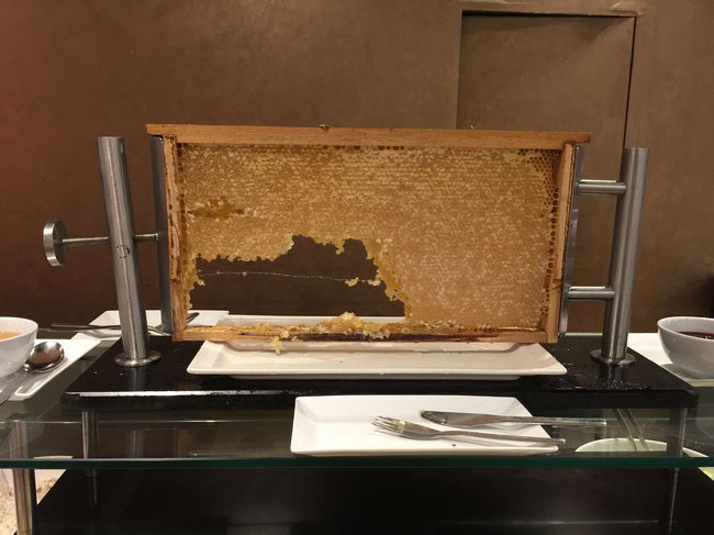 おもむろにはちみつが置いてあった。