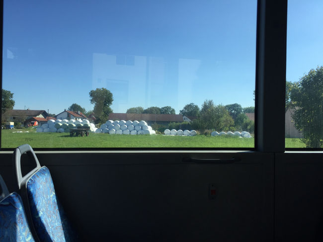 一気にミュンヘンへ。<br />バスの車窓から。ヨーロッパでよく見かけるこのコロコロが好き。