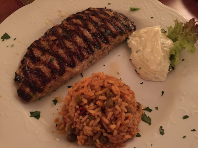 名前を忘れてしまったが、ハンバーグみたいなの。