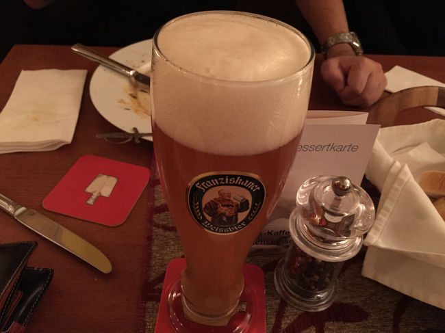 晩ご飯は近くの町のギリシャ料理の店へ。まずビール。