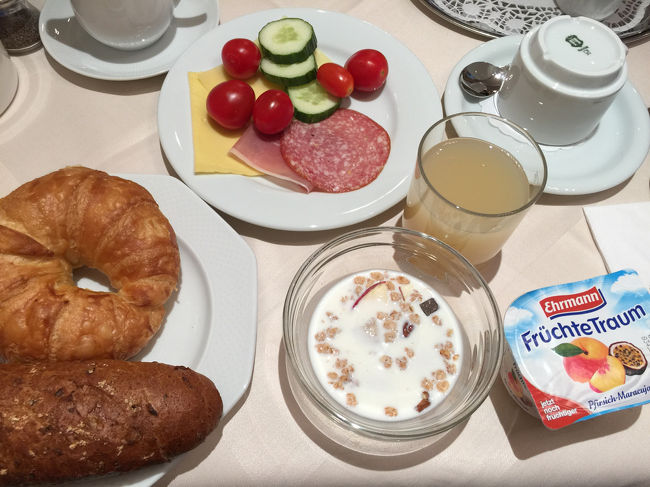 朝食。パンは焼き立てじゃなさそうだけど、クロワッサンが美味しい。