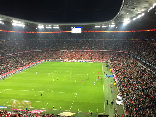 FCミュンヘンとVfLフォルクスブルグの試合。最初はノンビリした試合だったが、途中から一方的な展開に。しかし遠過ぎてよく見えなかった。