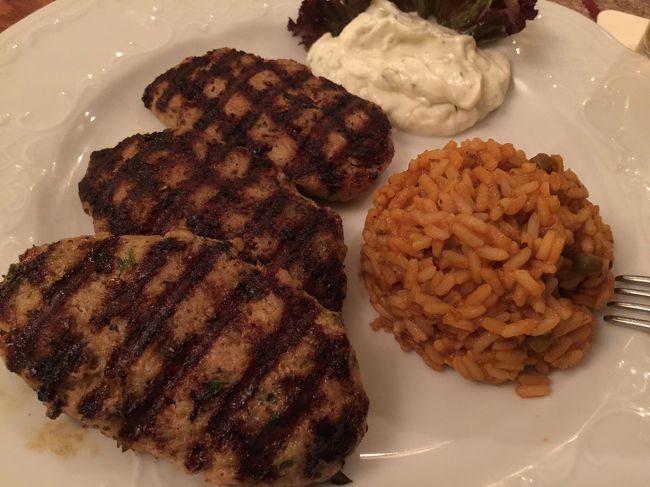 ハンバーグ3つ。ビールが進む。