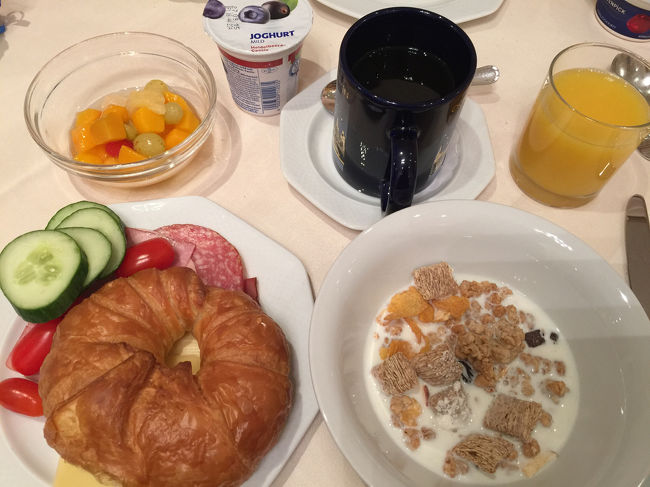 ホテルで朝食。オクトーバーフェストマグカップでコーヒー飲む。シリアルが美味しい。日本でも手に入ると嬉しいのだけれど。