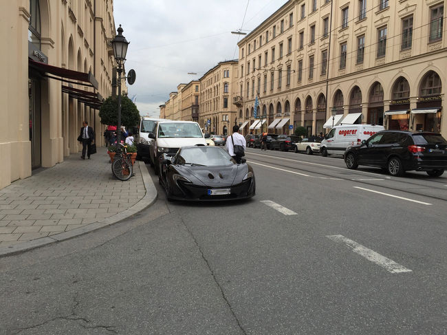 マクラーレンP1。街角に超高級車が止まってた。