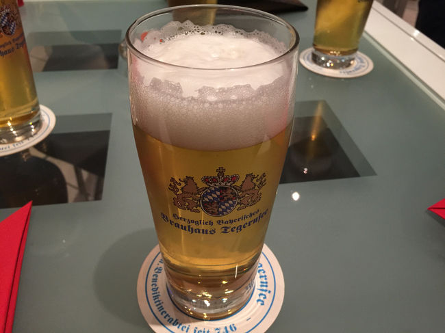 近くの町の中華料理の店で晩飯。まずはビール。