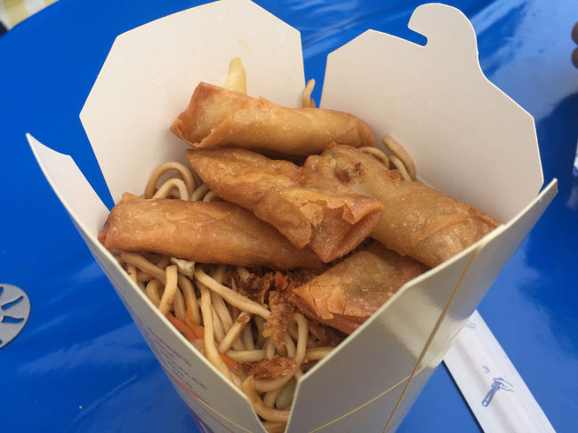 今日の昼食は大学前の屋台にて。焼きそば with 春巻。山盛り。