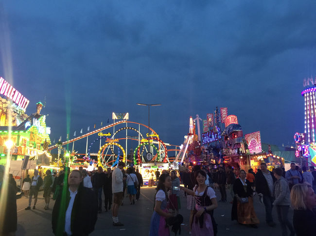 仕事後、オクトーバーフェストに来てみた。予想してたのと違って、まさに遊園地だった。