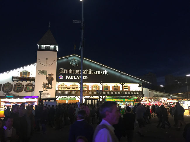 パウラナーのテント。どこも人で入れないどころか、予約が必要っぽい。結局、一滴もビールを飲めなかった。