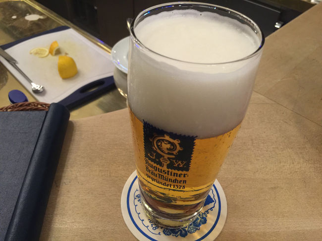 人が多過ぎたので、会場を出て、近くのビアハウスで飲む。