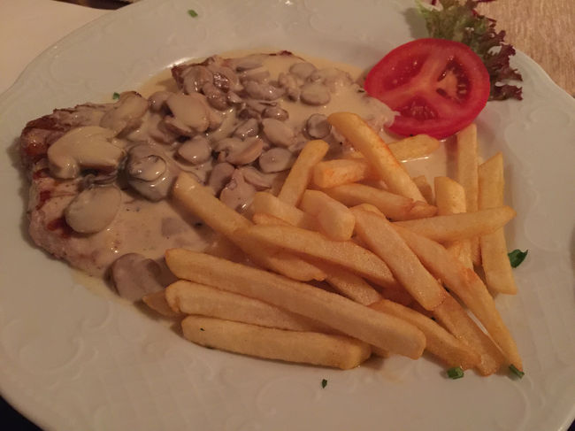 ホテル近くの町へ帰って晩ご飯。豚テキ。