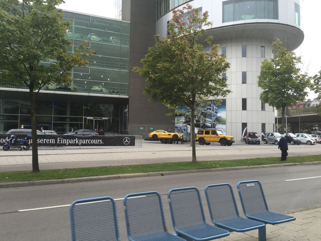 トラムの車窓から見たベンツ。かっこいい。