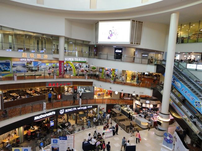 ここの施設、構造が興味深いというか<br /><br />ループ状になっています。<br /><br /><br />なかなか日本の商業施設では見ない構造ですよね〜<br /><br />ただ、真ん中の空間の無駄遣い加減が最高ですね！