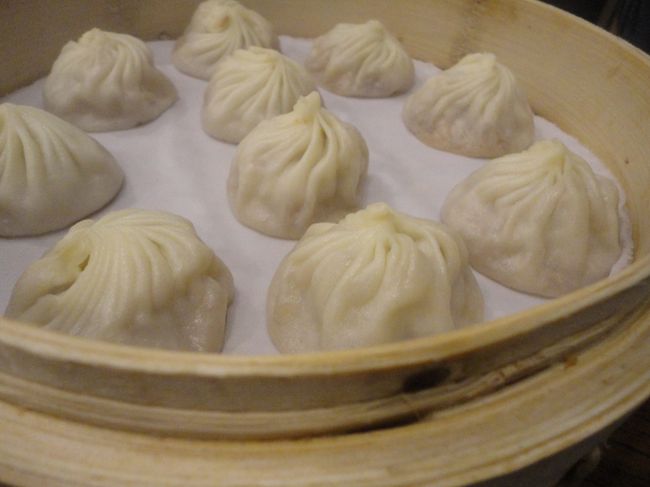 最初の夕食は安定を選びました(笑)<br />鼎泰豊（ディンタイフォン）です。<br /><br /><br />お茶代が1人１ドル、サービス料が3人で３．９９ドルでした。<br />サービス料は1テーブルなのか人数によるのかは分かりません・・・<br /><br /><br />小籠包10個１０．３ドルです。