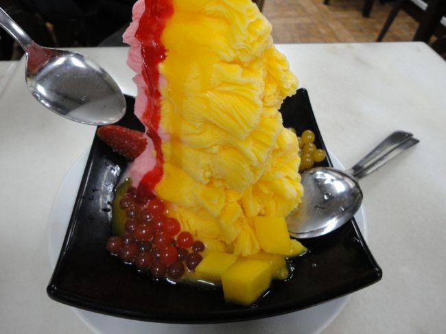 イチゴとマンゴーのかき氷。<br /><br />８．５ドルになります。<br /><br /><br /><br />シンガポール１日目はこれで終了です。<br /><br />ご覧いただきありがとうございました。