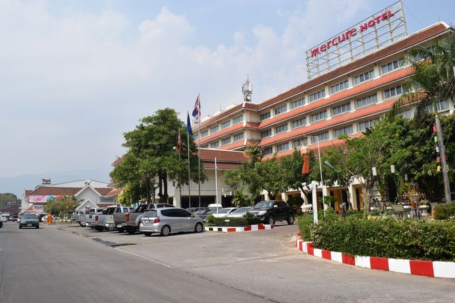 いつものごとく歩いてチャンプアック門まで通りを南下します。<br />右手にメリキュールホテルそして奥にスーパーのＴｏｐｓが見えます。