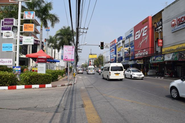 赤いソンティオを見つければ、手を掲げて乗り込むのだが。<br />この通りは、黄色と白のソンティオの路線道路なので旧市街地周辺を走る赤ソンティオはあまり走っていない。