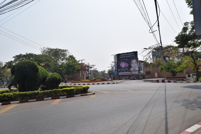 チャンプアック門まで歩いてきました、約10分で歩けます。<br />この時期は暑くはないので、日本人は余裕の距離です。