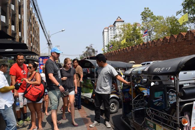 ターペモ門を潜り抜けて旧市街地に入ってきました。<br />ツクツクが客引きしています。