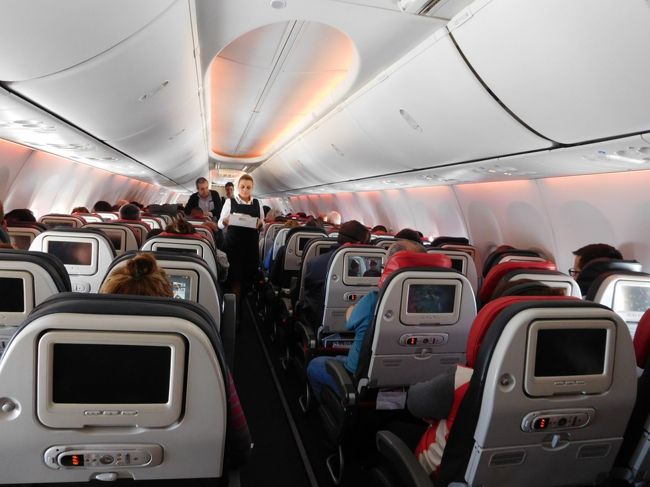 機内の様子。ほぼ満席に近く、通路が狭いため一旦食事をサーブし始めると、カートが一番後ろへ行ってしまうまで、結構長い時間トイレに立つことができないので不便でした。