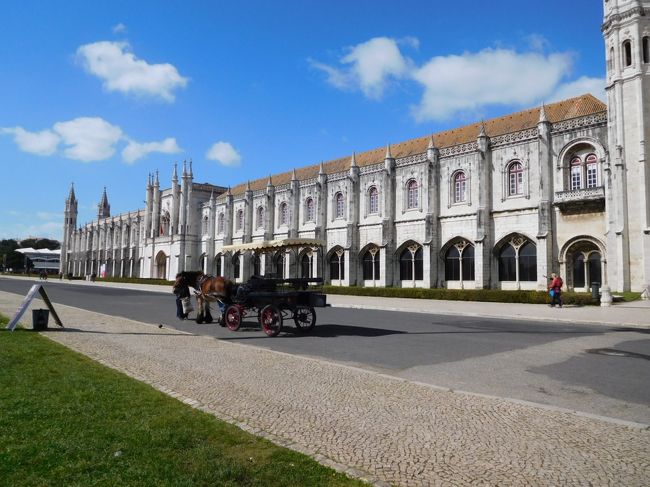 最初、始発のマルティン・モニスから２８番の市電でビッカのケーブルカーまで行き、ケーブルカーに乗って下まで行き、リベイラ市場をちらっと見て、カイス・ド・ソドレから１５番の市電でジェロニモス修道院へ行くつもりでした。<br />でもマルティン・モニスに行ってみると物凄い行列で、２８番の市電の姿はちらっとも見えないので、多分３台ぐらいはやり過ごさないといけなさそう。それで２８番の市電は諦め、メトロのロシオ駅からカイス・ド・ソドレへ、そこから１５番の市電でジェロニモス修道院へ行くことにしました。<br /><br />今日は月曜日でベレン地区のほとんどの施設が休みなので、ジェロニモス修道院の外観だけ見ました。