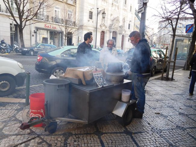 途中で見つけた焼き栗の屋台。よくわからないので２ユーロ分買いましたが、１ユーロ分買ってた人もいたので、私もそれでよかったんだけど。<br />
