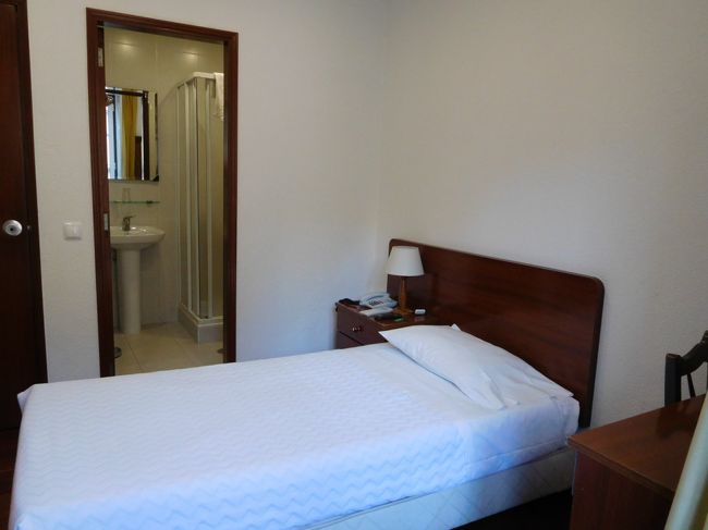 ポルトガル最初の宿。ペンサオレジデンシャル・ポルトゥエンセ。<br />合計３泊しました。シャワー・トイレ、朝食付き１泊３４ユーロ。エレベーターもありました。<br />ほとんど外にいるので、とりあえず便利な立地と清潔なベッド、あとシャワー・トイレ付であれば十分でした。<br />立地はほんとに便利で、夜も静かでした。