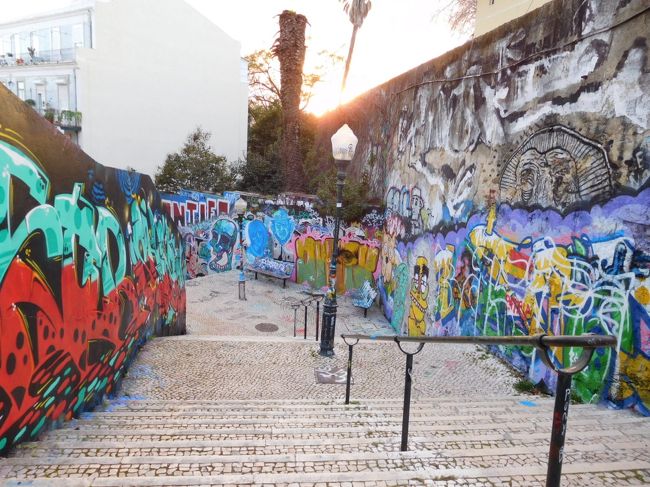 モラエスの生家近くの階段。ラヴラ線の車体といい、落書きが凄いです。