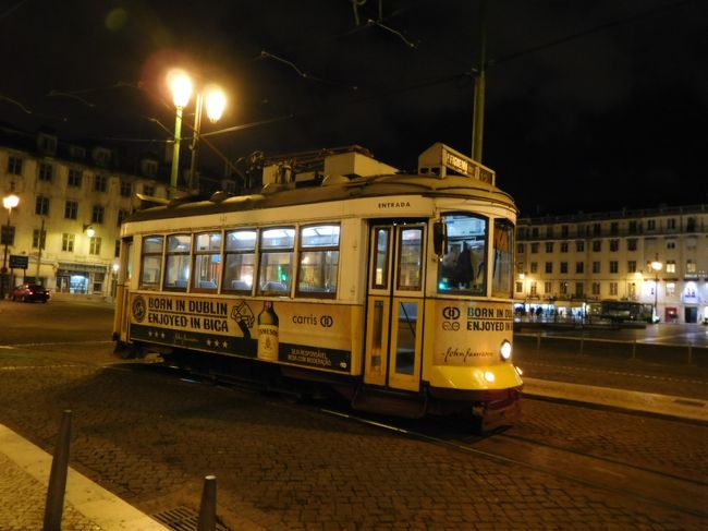 １２番の市電に乗って、アルファマを一周してきました。<br />他の客もほとんど同じ考えのようで、途中で乗り降りした人はほんの少ししかいませんでした。約３０分ぐらいの乗車時間でした。