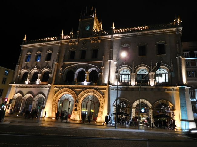 ロシオ駅。今回の旅ではこの駅の前を何度も歩きました。昼も綺麗ですが、夜はとてもロマンチックな感じがしました。