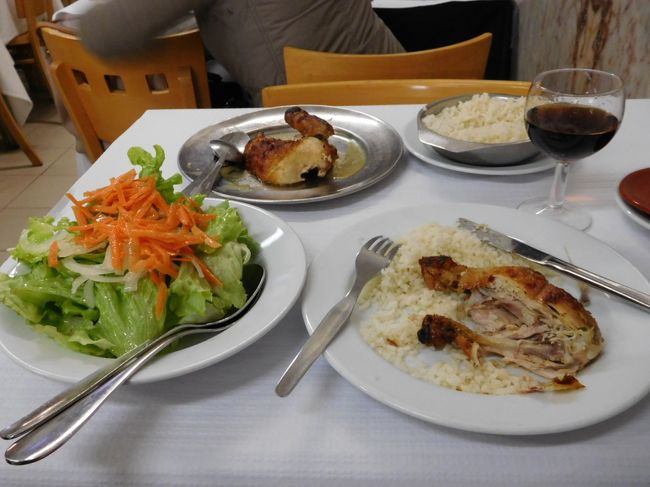 夕食はどこに入っていいかわからず、地球の歩き方に載っていたBonjardinという店に入りました。<br />パンとか勝手にもってくる物は「Nao obrigada」で断り注文したところ、チキン２本のみ（付け合わせ無し）、ライス、マデイラワインという状態だったので、後からサラダを追加しました。なのでチキンは食べかけ状態の写真になってしまいました。